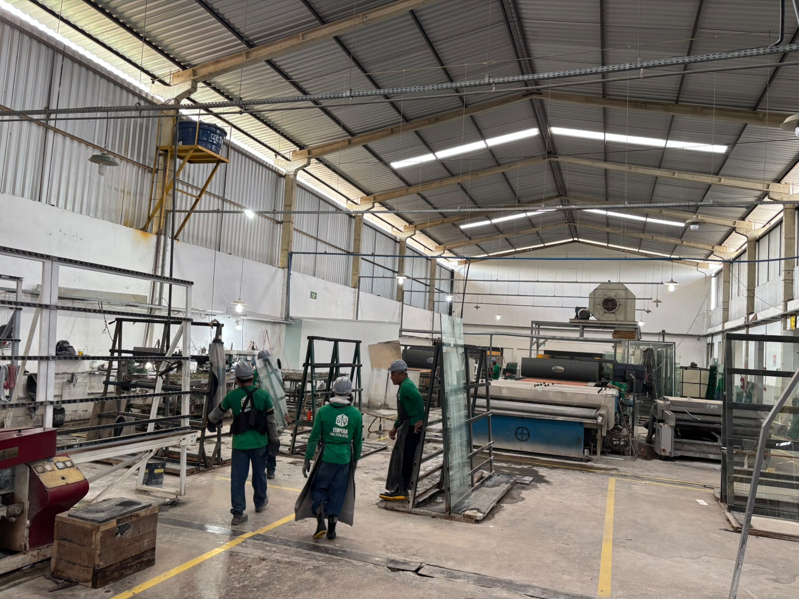 Profissionais trabalhando na fábrica da TPV Têmpera