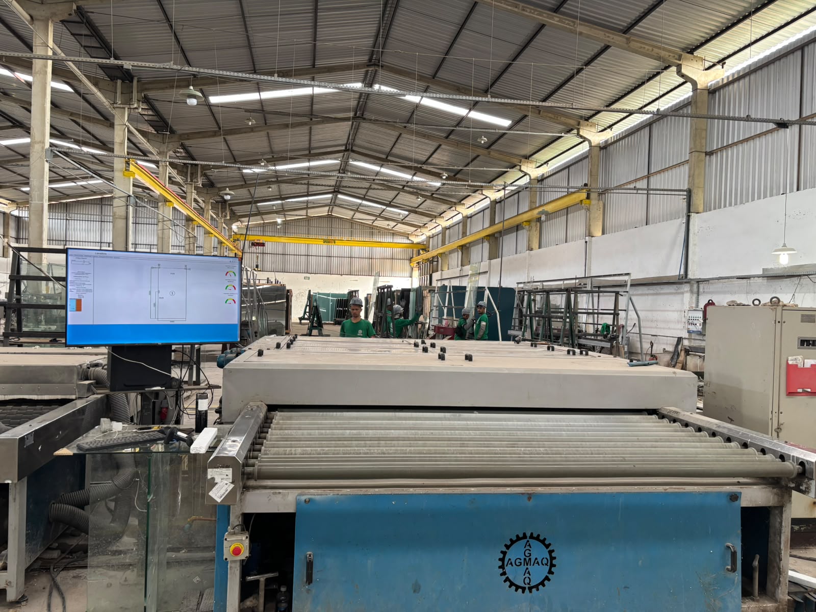 Área produtiva da TPV Têmpera com equipamentos e componentes para o setor vidreiro
