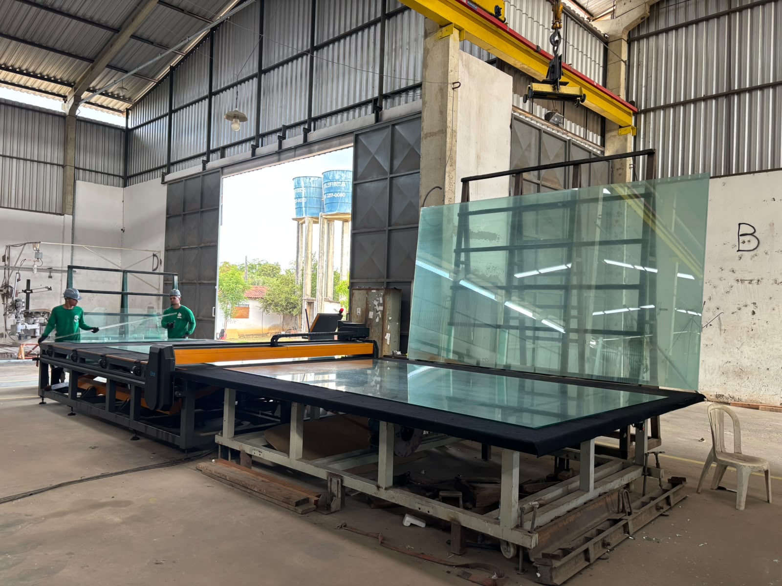 Estrutura industrial da TPV Têmpera com chapas de vidro e equipamentos de beneficiamento