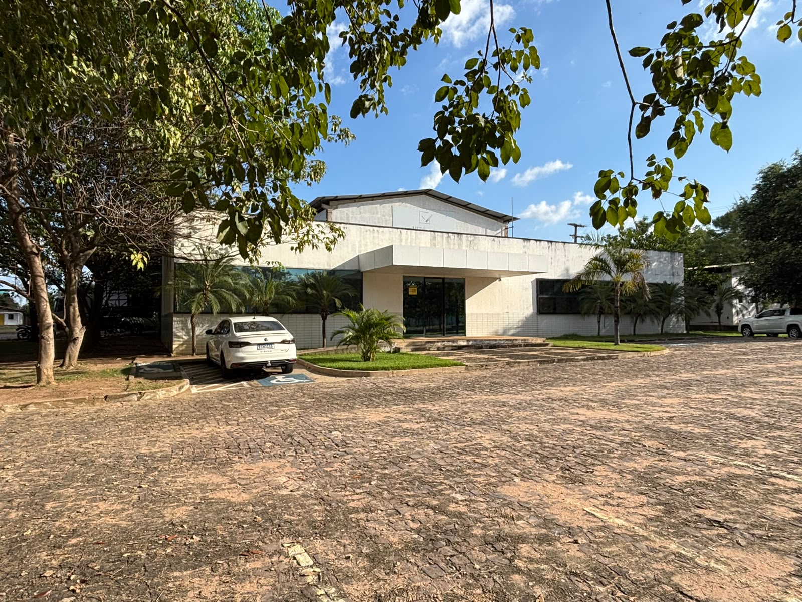 Fachada da TPV Têmpera cercada por árvores