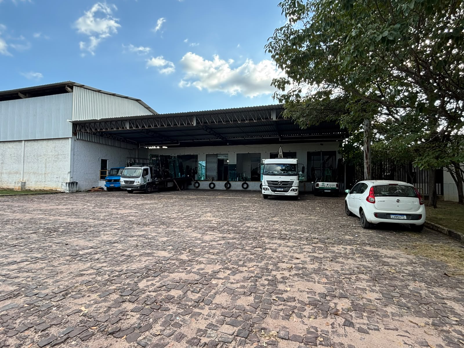 Área externa da TPV Têmpera com veículos para logística